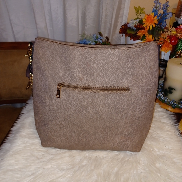 G.H. Bass & Co. Large Leather Taupe Women's Shoulder Bag 16x14" - Picture 8 of 16